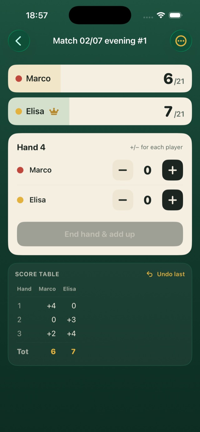 Partita in corso nell’app Segnapunti con punteggi e tabella mano per mano